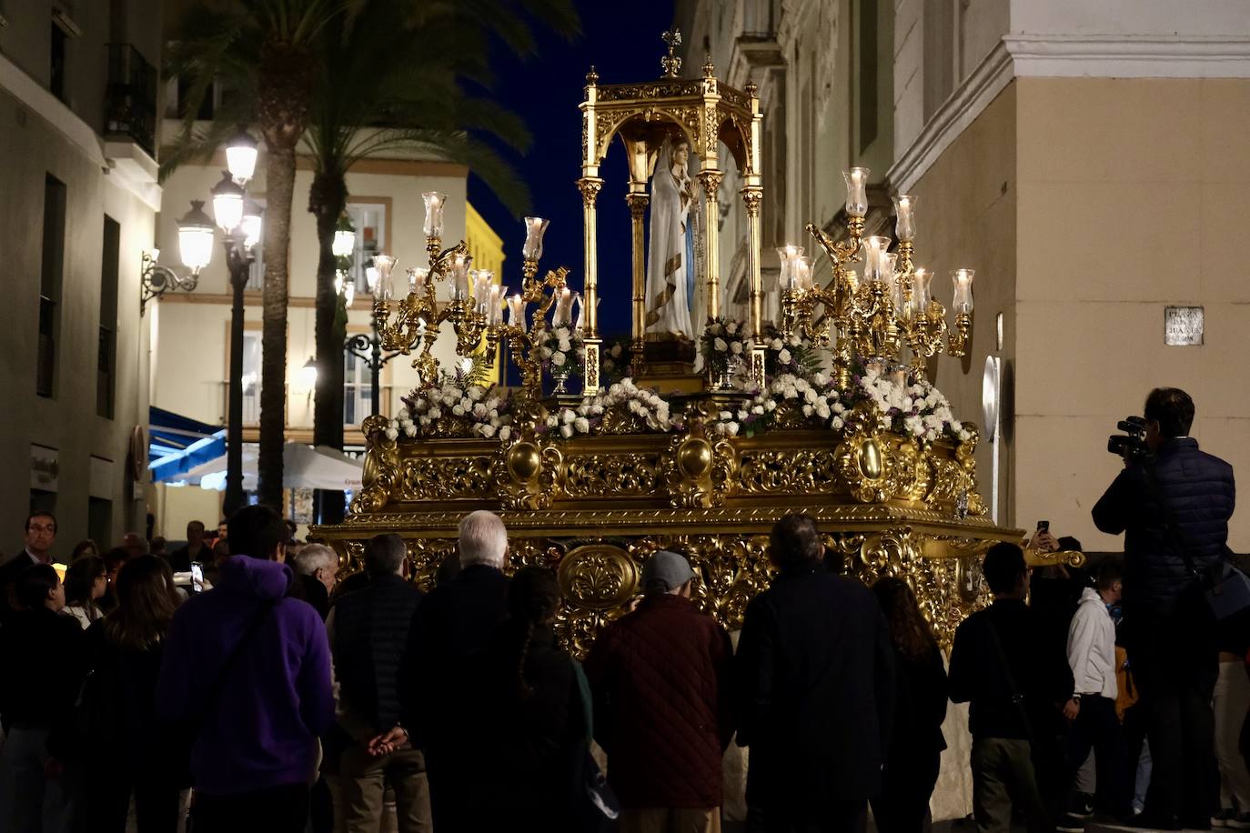 Procesión de antorchas con la Virgen de Lourdes por las calles de Cádiz