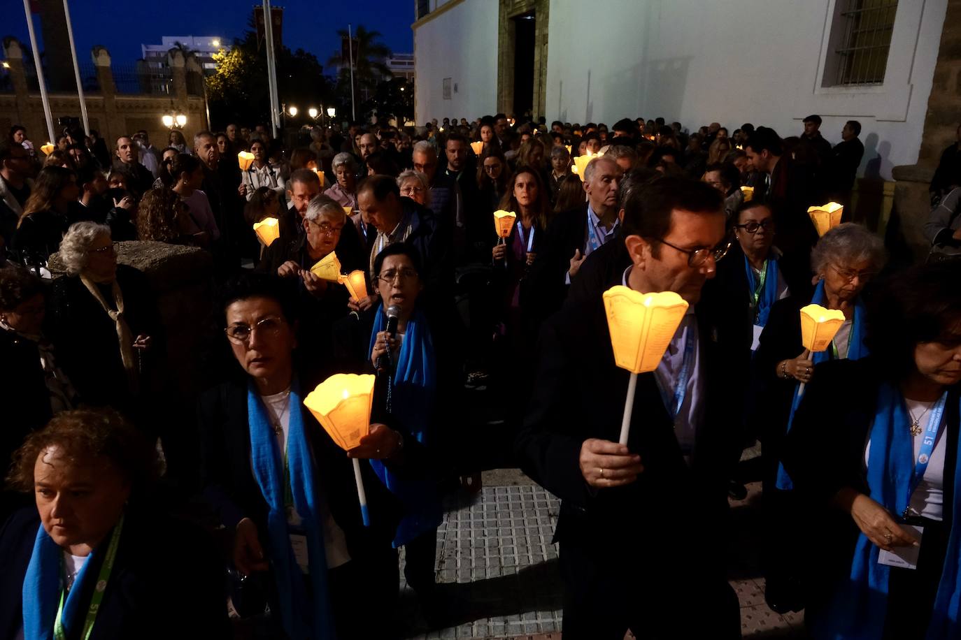 Procesión de antorchas con la Virgen de Lourdes por las calles de Cádiz