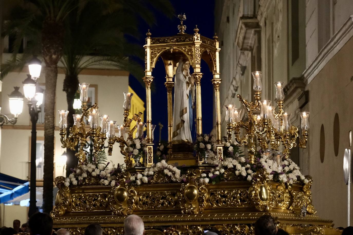 Procesión de antorchas con la Virgen de Lourdes por las calles de Cádiz