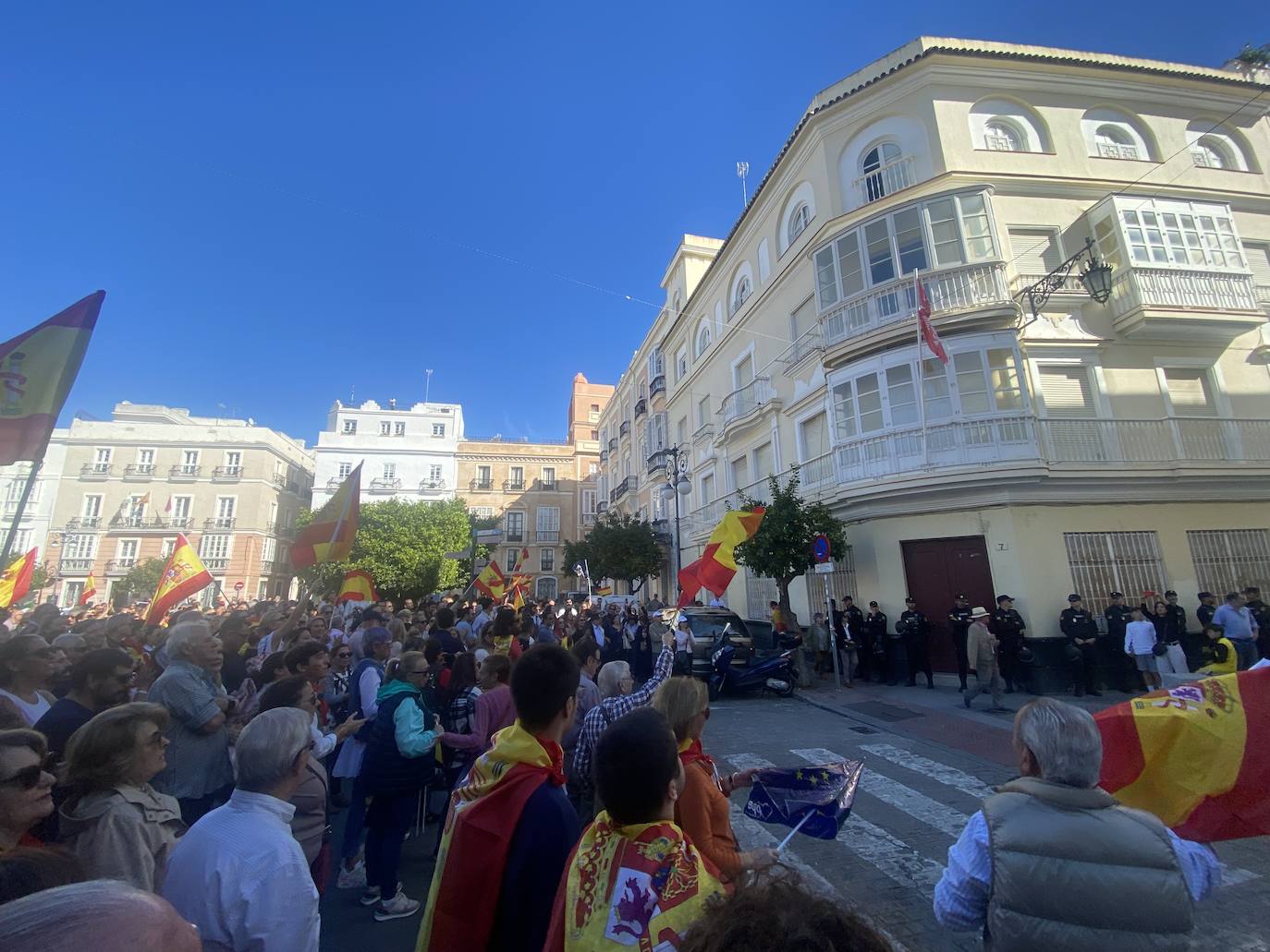 Las imágenes de las protestas contra la amnistía en la plaza de San Antonio, en Cádiz