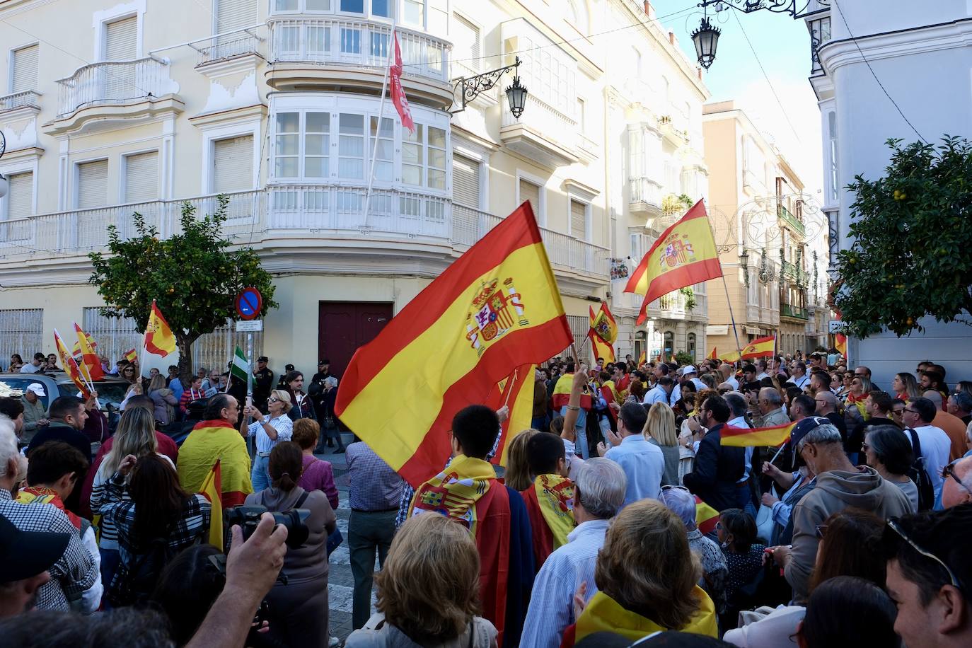 Las imágenes de las protestas contra la amnistía en la plaza de San Antonio, en Cádiz