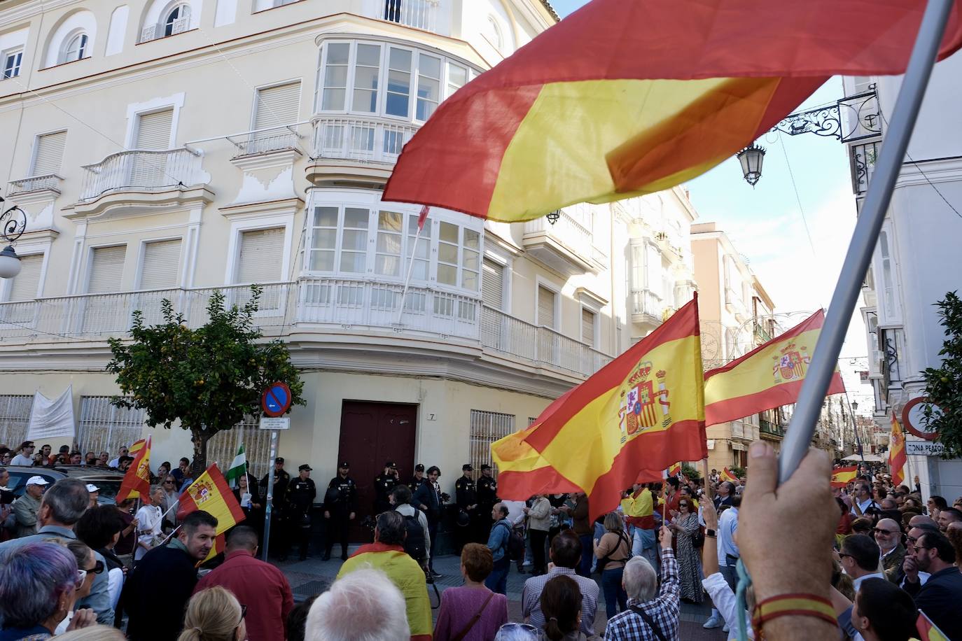 Las imágenes de las protestas contra la amnistía en la plaza de San Antonio, en Cádiz