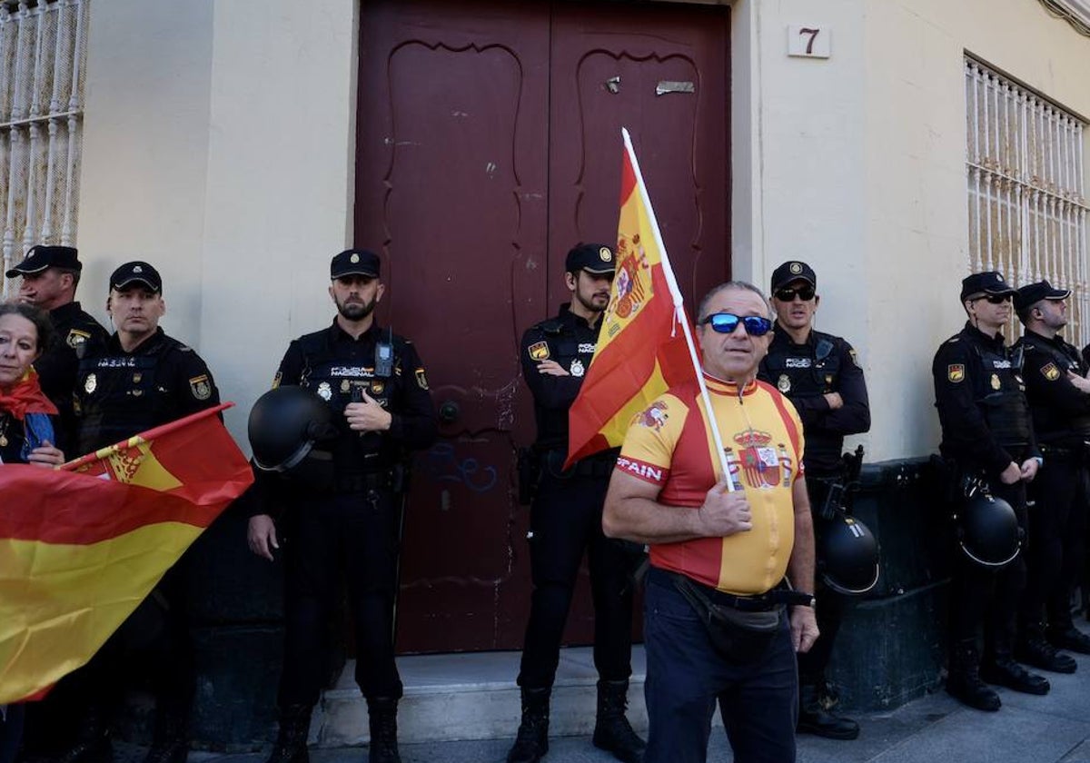 Las imágenes de las protestas contra la amnistía en la plaza de San Antonio, en Cádiz