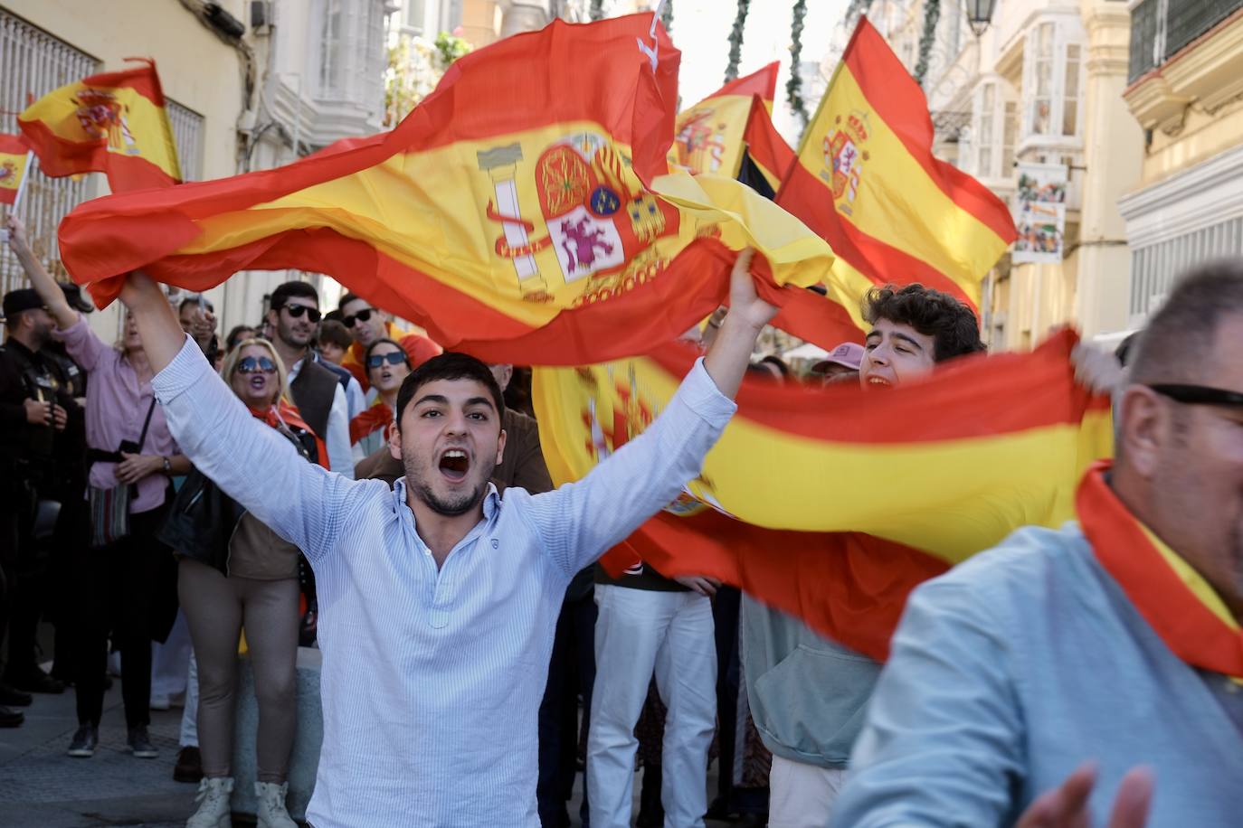 Las imágenes de las protestas contra la amnistía en la plaza de San Antonio, en Cádiz