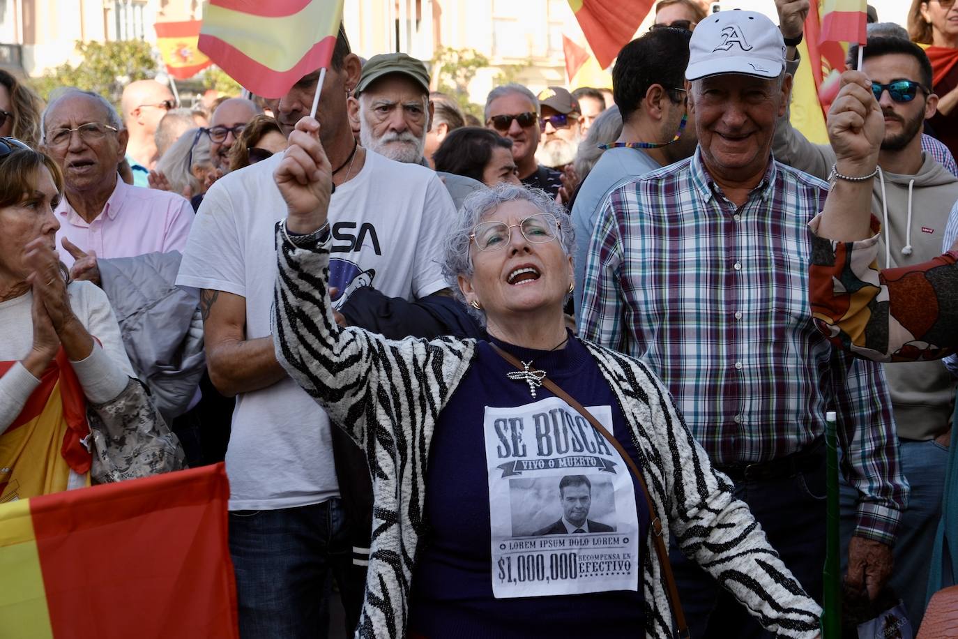 Las imágenes de las protestas contra la amnistía en la plaza de San Antonio, en Cádiz