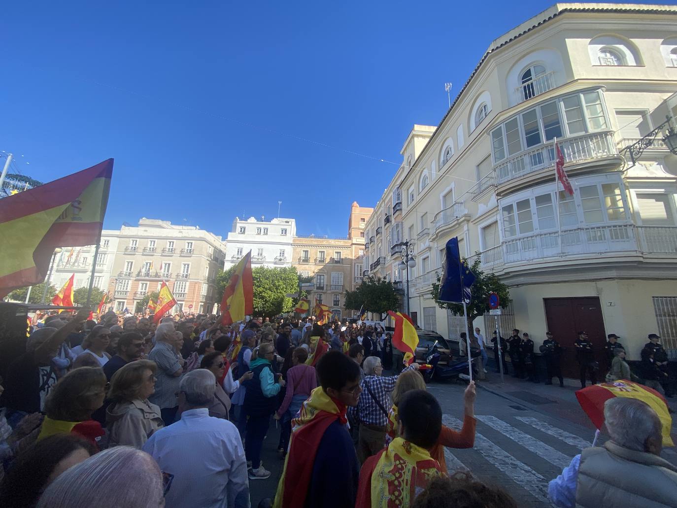 Las imágenes de las protestas contra la amnistía en la plaza de San Antonio, en Cádiz