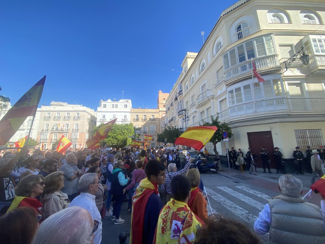 Las imágenes de las protestas contra la amnistía en la plaza de San Antonio, en Cádiz