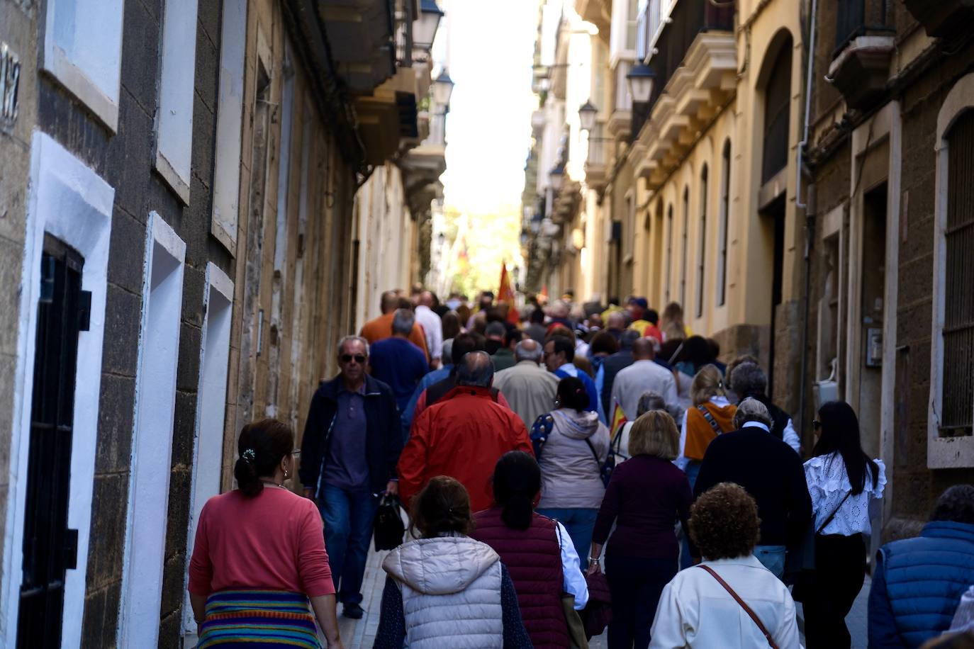 Las imágenes de las protestas contra la amnistía en la plaza de San Antonio, en Cádiz