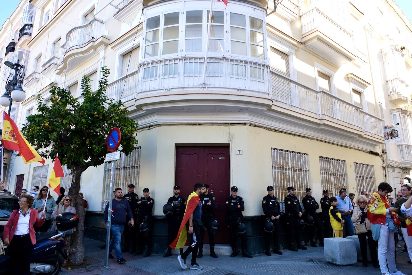 Las imágenes de las protestas contra la amnistía en la plaza de San Antonio, en Cádiz