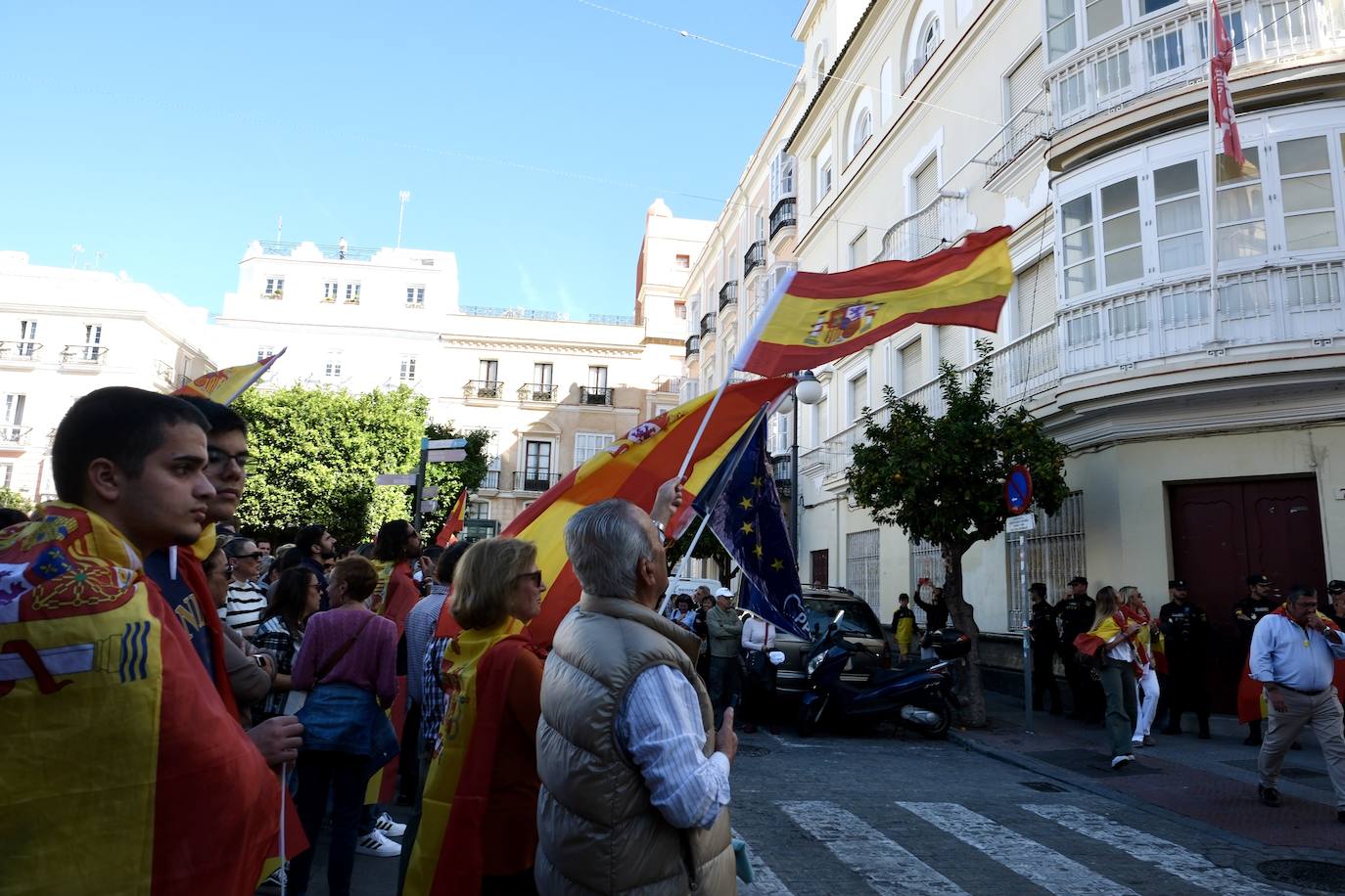 Las imágenes de las protestas contra la amnistía en la plaza de San Antonio, en Cádiz