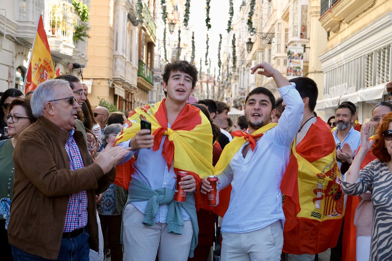 Las imágenes de las protestas contra la amnistía en la plaza de San Antonio, en Cádiz