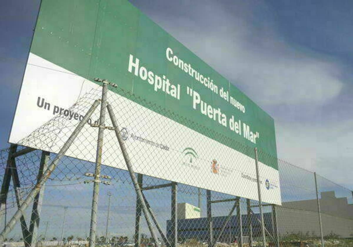 Cartel que anuncia en el barrio de Puntales la construcción del nuevo hospital y la participación de las adminisitraciones públicas