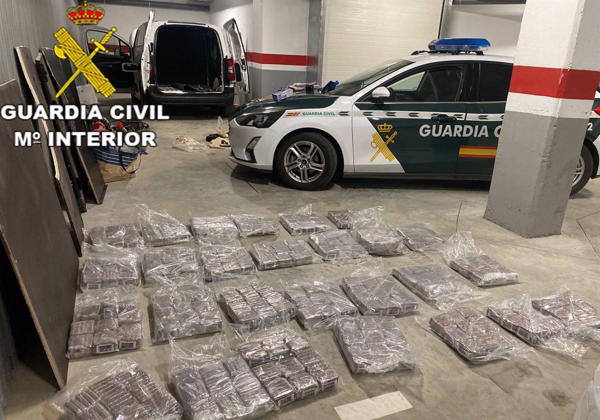 Interceptado en Chipiona a más de 100 km/h y con placas de hachís ocultas en una furgoneta