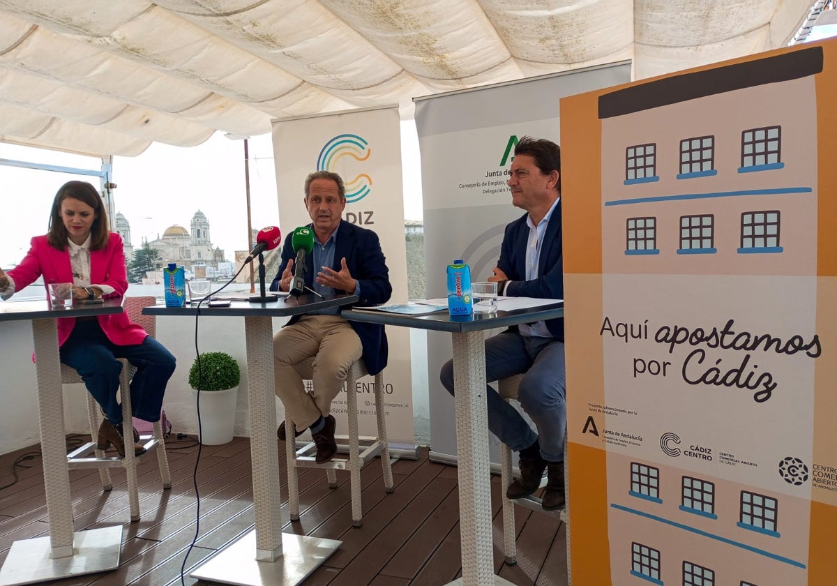 José Amaya, este jueves junto a la edil Beatriz Gandullo y el delegado territorial de Empleo, Daniel Sánchez.