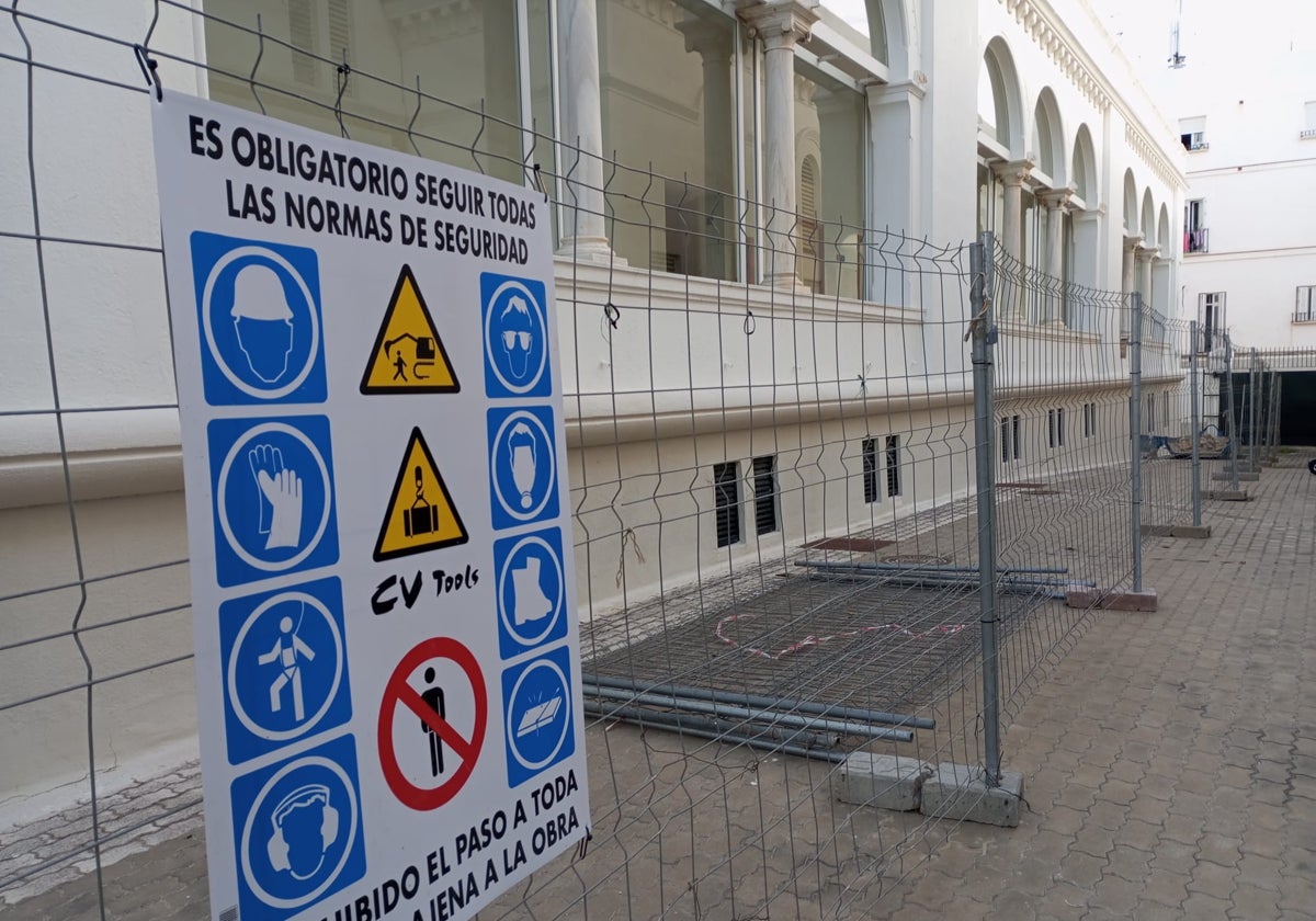 Varios espacios de la Facultad de Ciencias Económicas y Empresariales de Cádiz se encuentran en obras.