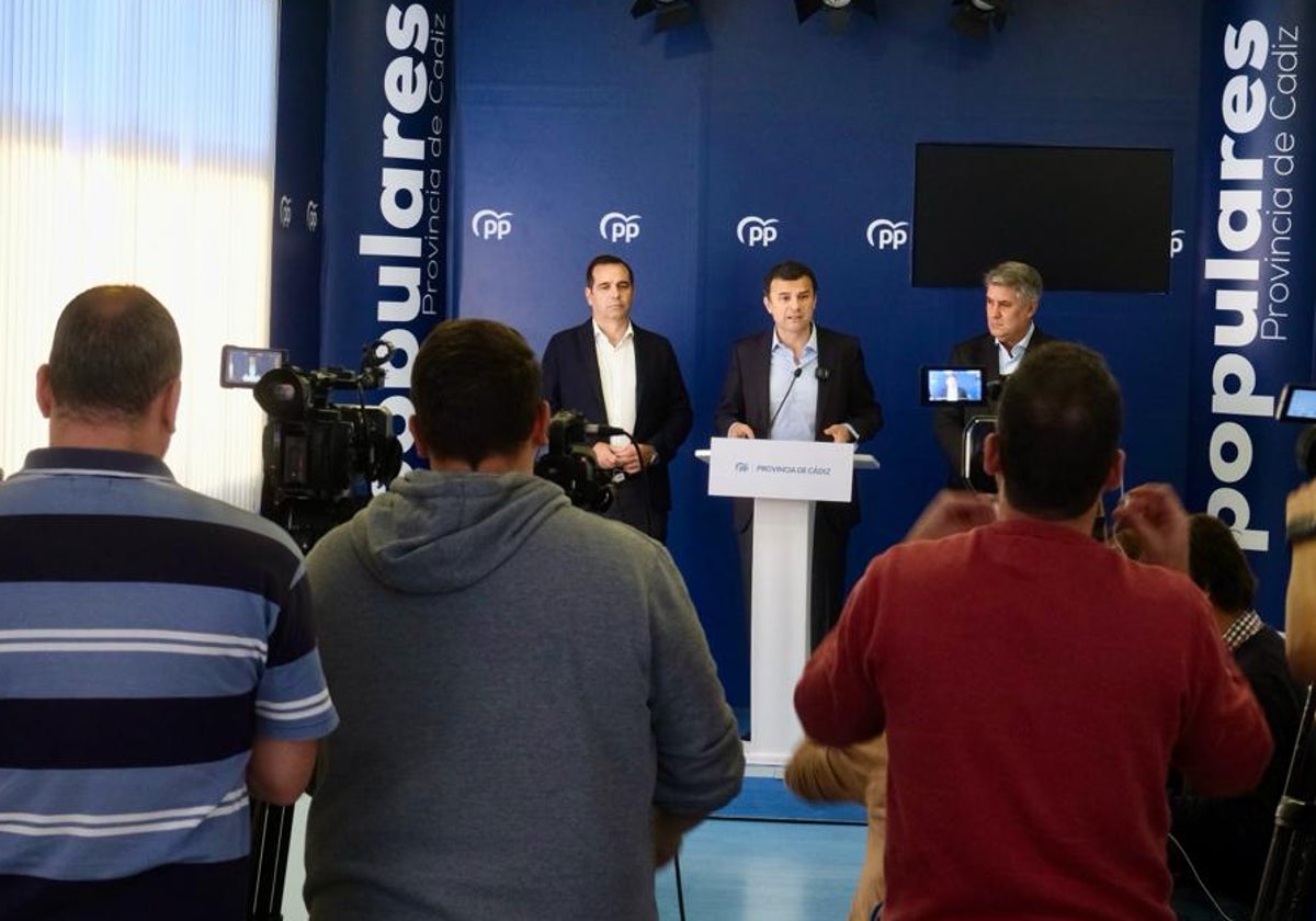 Momento de la comparecencia del presidente proviincial del PP y dos diputados