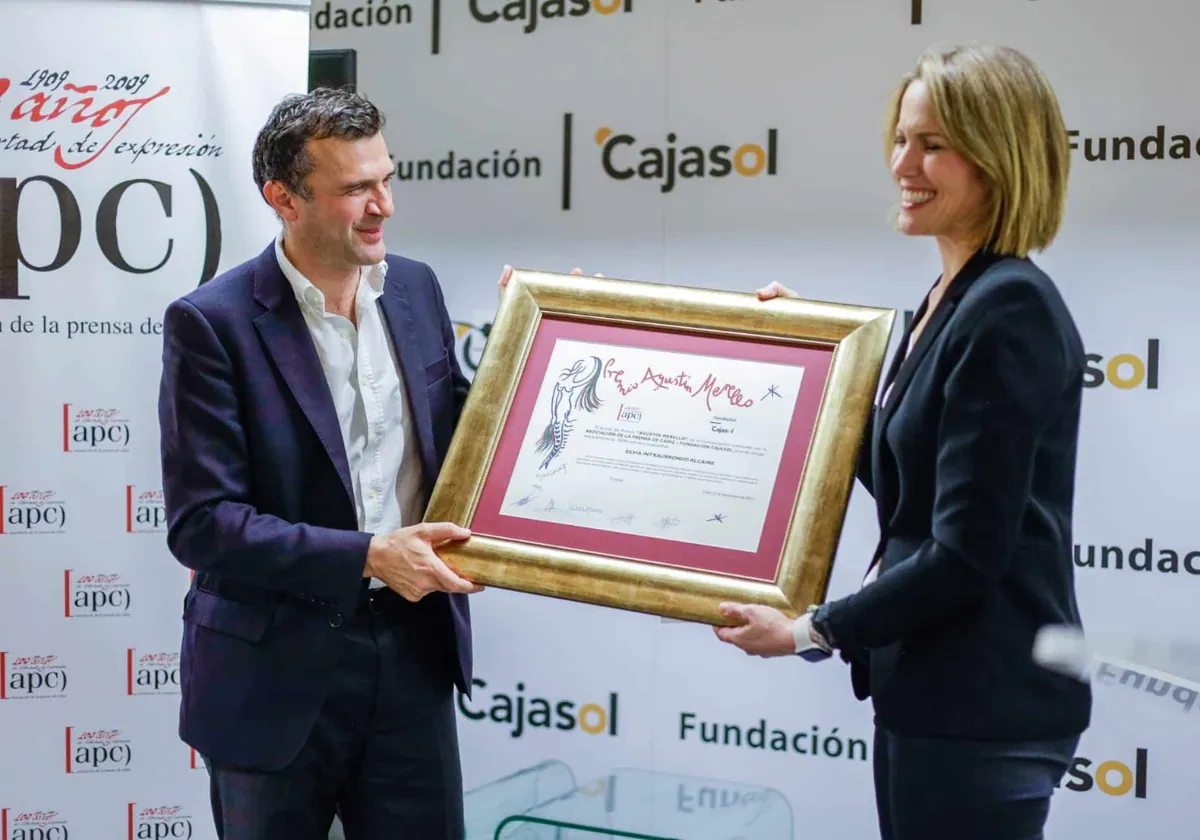 Silvia Intxaurrondo recibe el Premio Agustín Merello de la APC