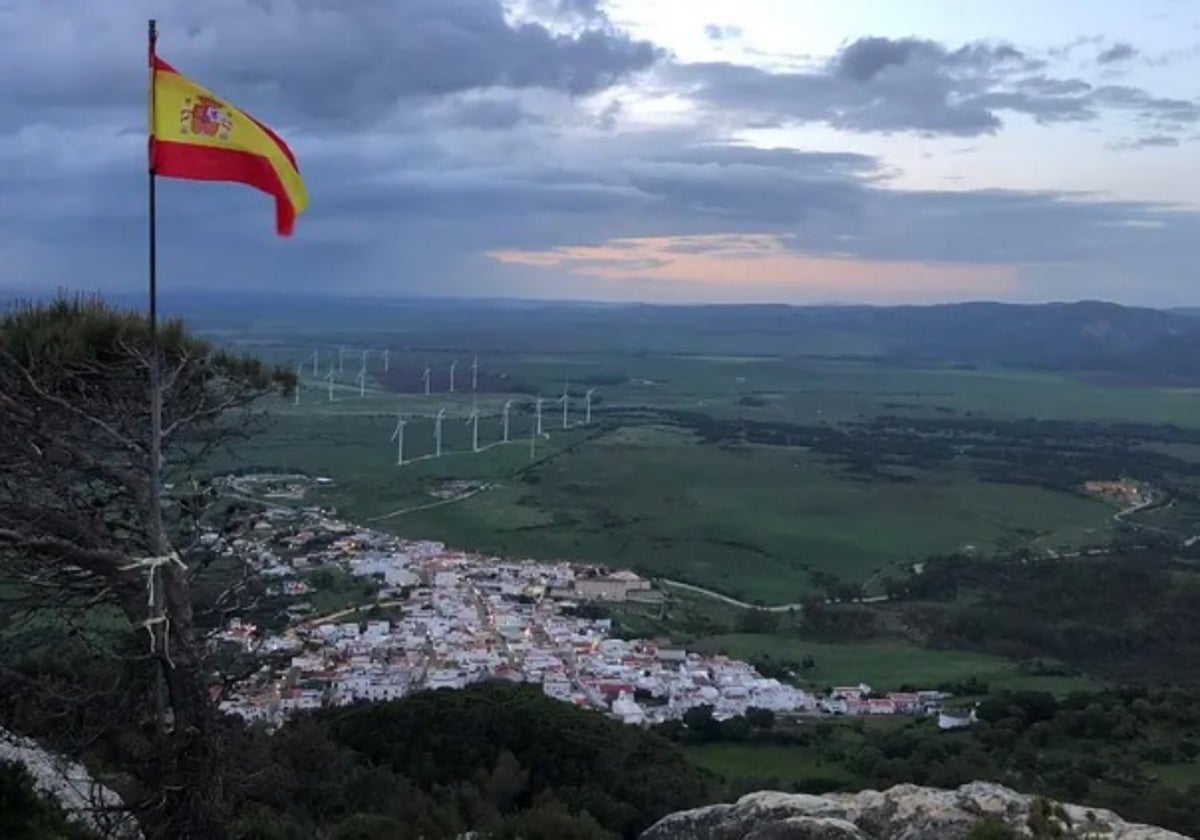 El paisaje de Facinas está marcado por las colinas, la vegetación y los molinos para la energía eólica