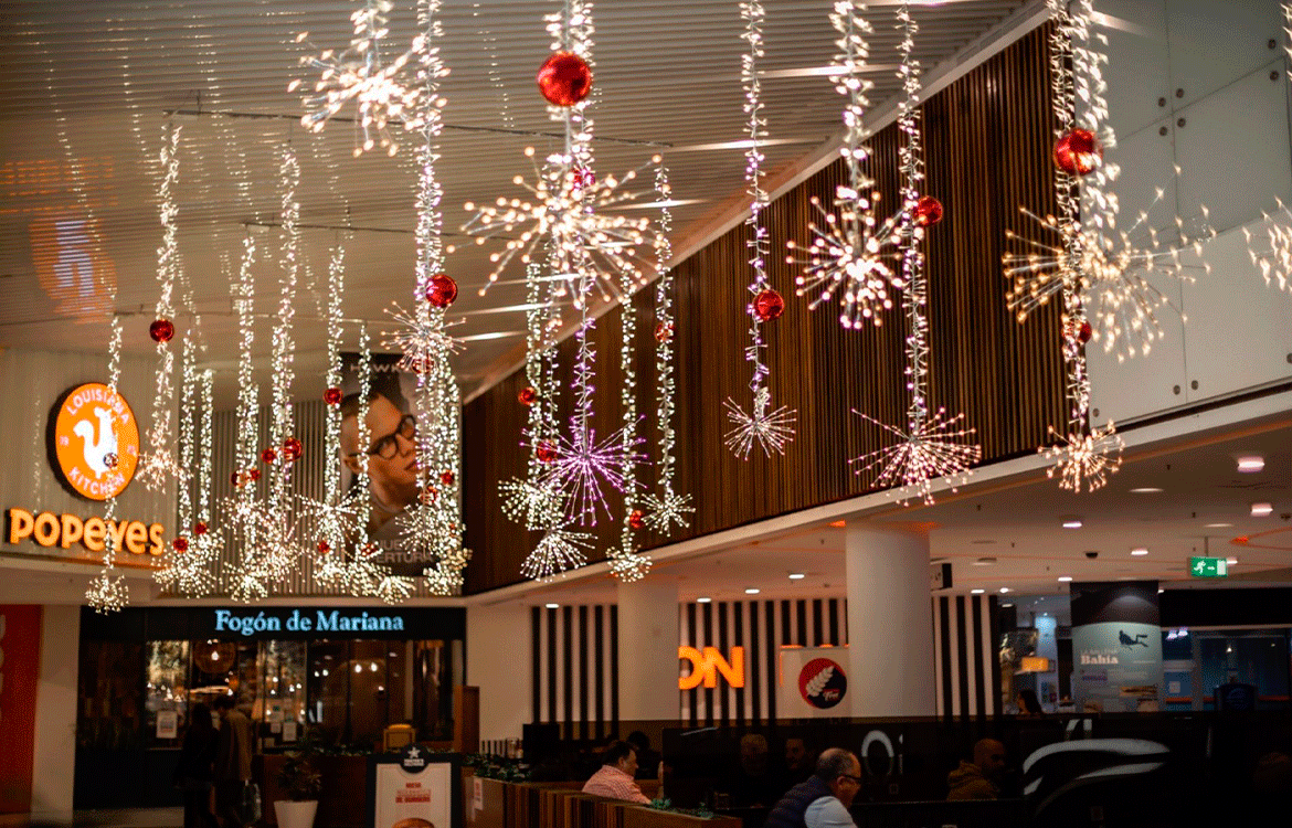 Interior de Bahía Sur con las luces navideñas