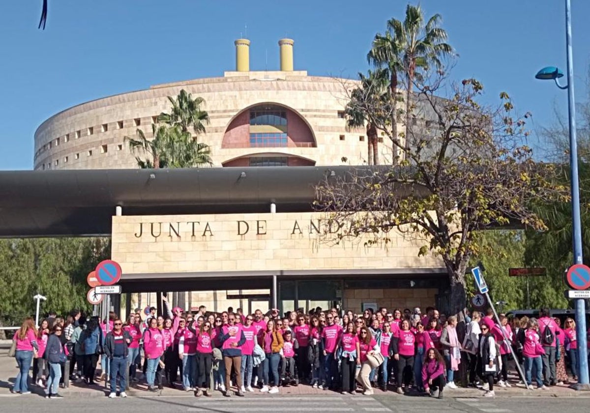 Una 150 personas, entre PTIS, familiares y progenitores afectados, se han concentrado hoy junto a la sede de la Consejería.