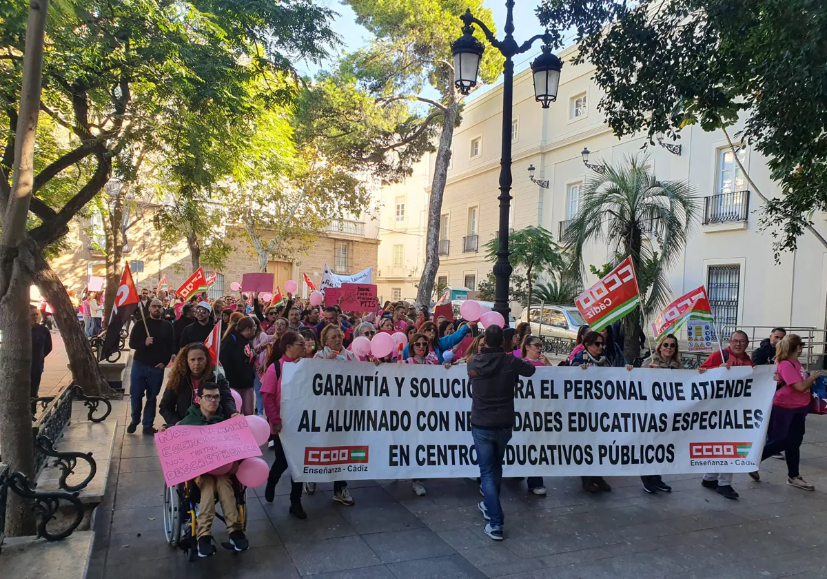 Movilización de los PTIS el pasado 7 de noviembre en la plaza Mina de Cádiz.