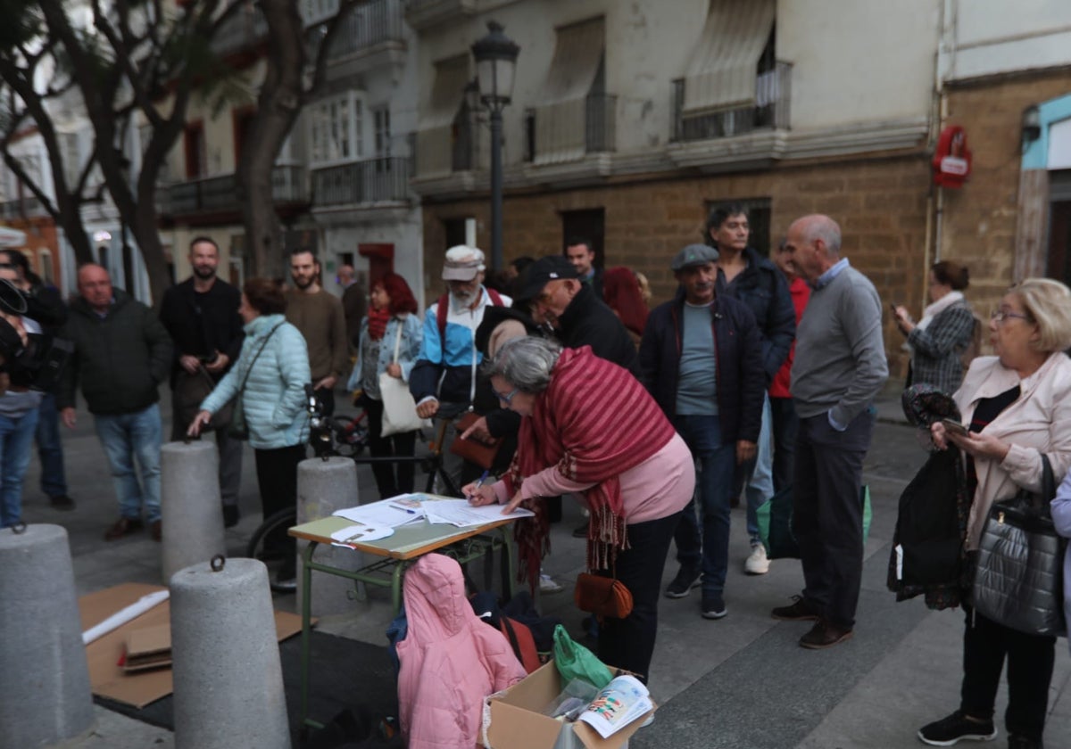 Recogida de firmas contra la apertura al tráfico de Veedor y el Mentidero el pasado martes.