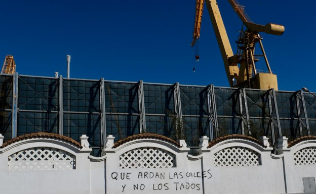 Aparecen pintadas en la valla de Astilleros en Cádiz