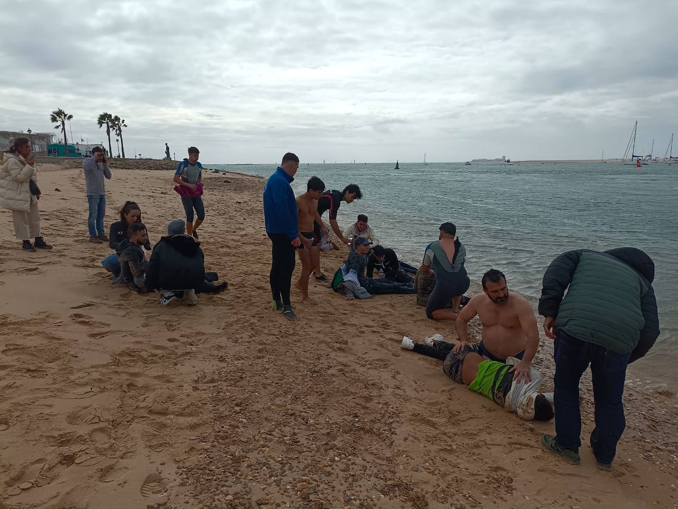 Fotos: Inmigrantes atendidos en la orilla de Sancti Petri