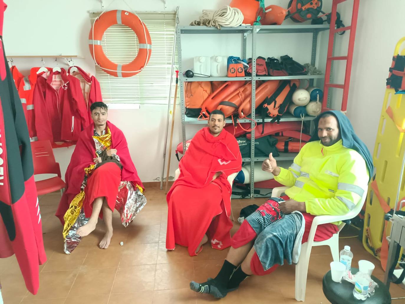 Fotos: Inmigrantes atendidos en la orilla de Sancti Petri