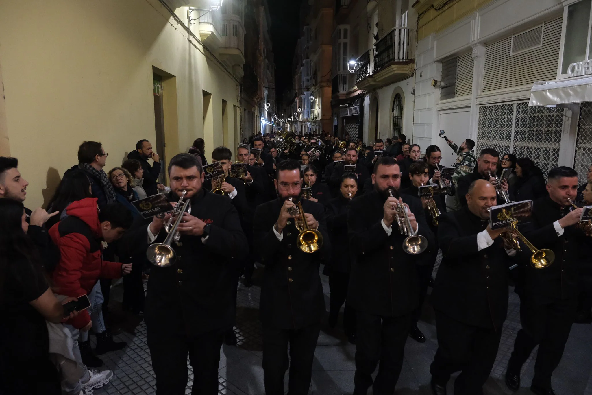 FOTOS: Las bandas de Rosario y Polillas suenan en el pasacalles de Cádiz