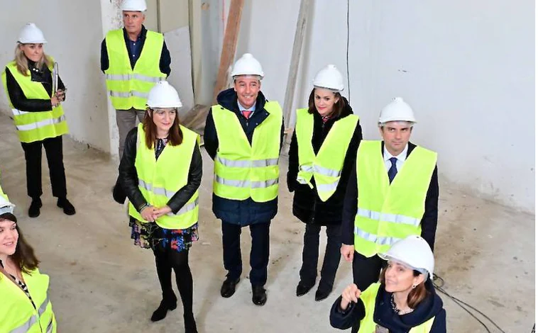 Imagen principal - Técnicos de la Comisión Europea y del Ministerio de Hacienda visitan algunas obras de la Edusi en Cádiz