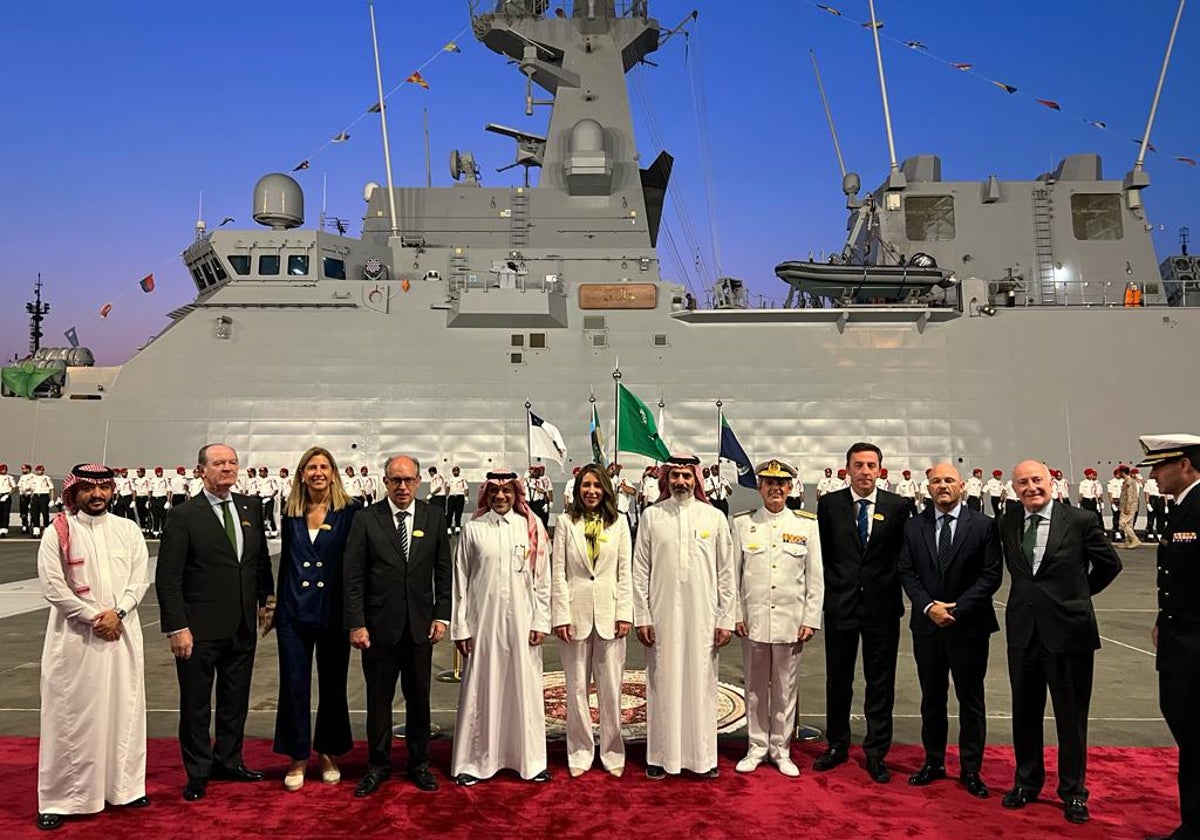 Momento de la entrega del barco en la base de Jeddah