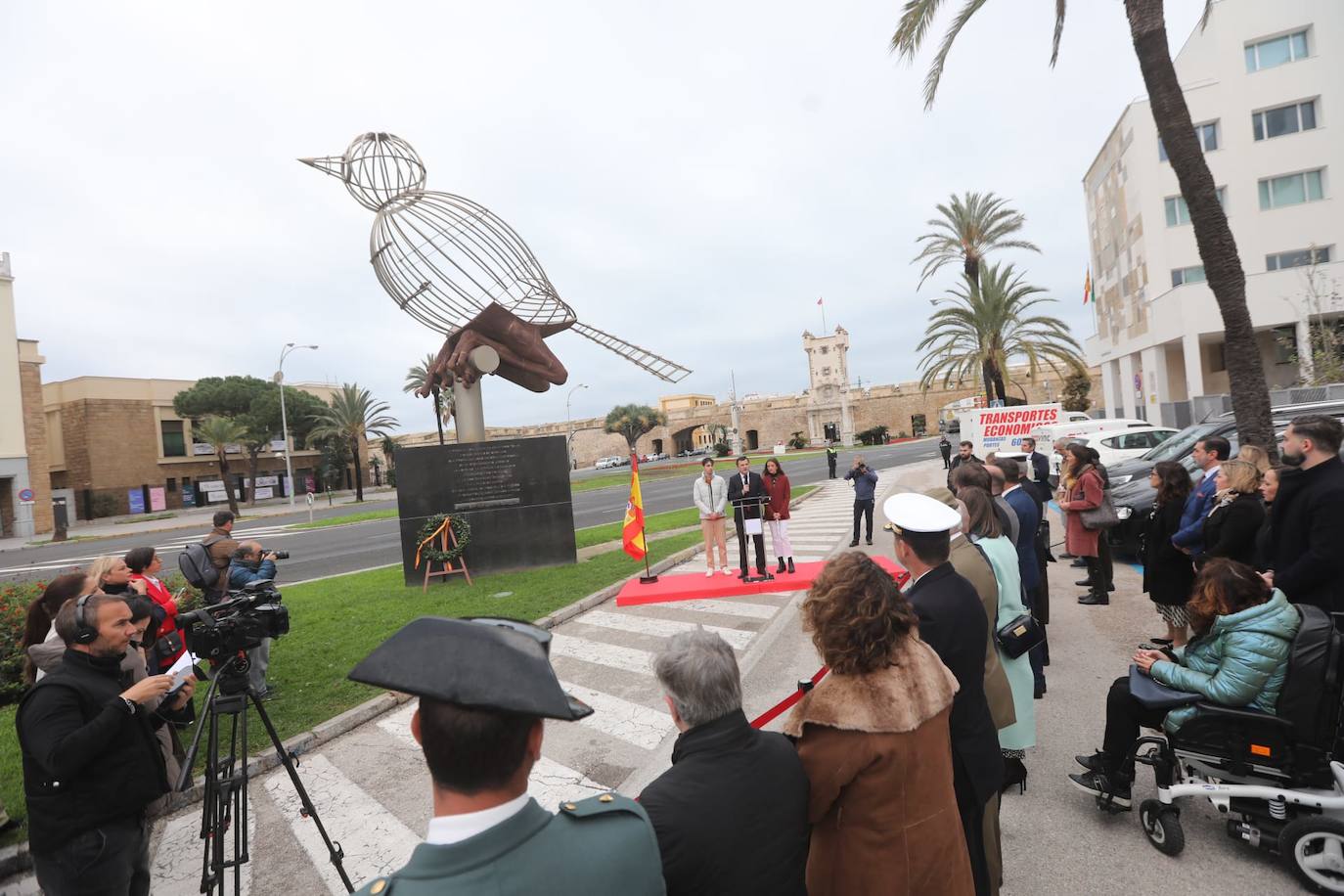 Fotos: Cádiz celebra el Día de la Constitución con la tradicional ofrenda floral e izado de la bandera