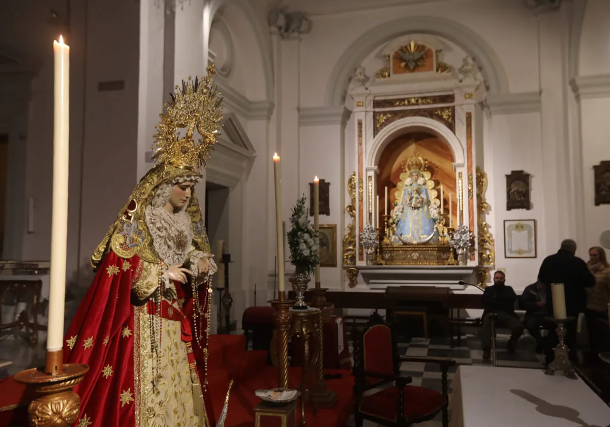 Solemne besamanos de la Virgen del Amparo en la iglesia de San José.