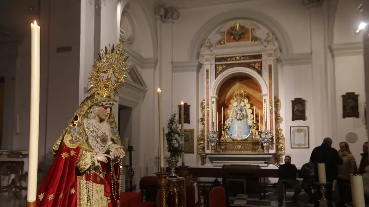 Solemne besamanos de la Virgen del Amparo en la iglesia de San José