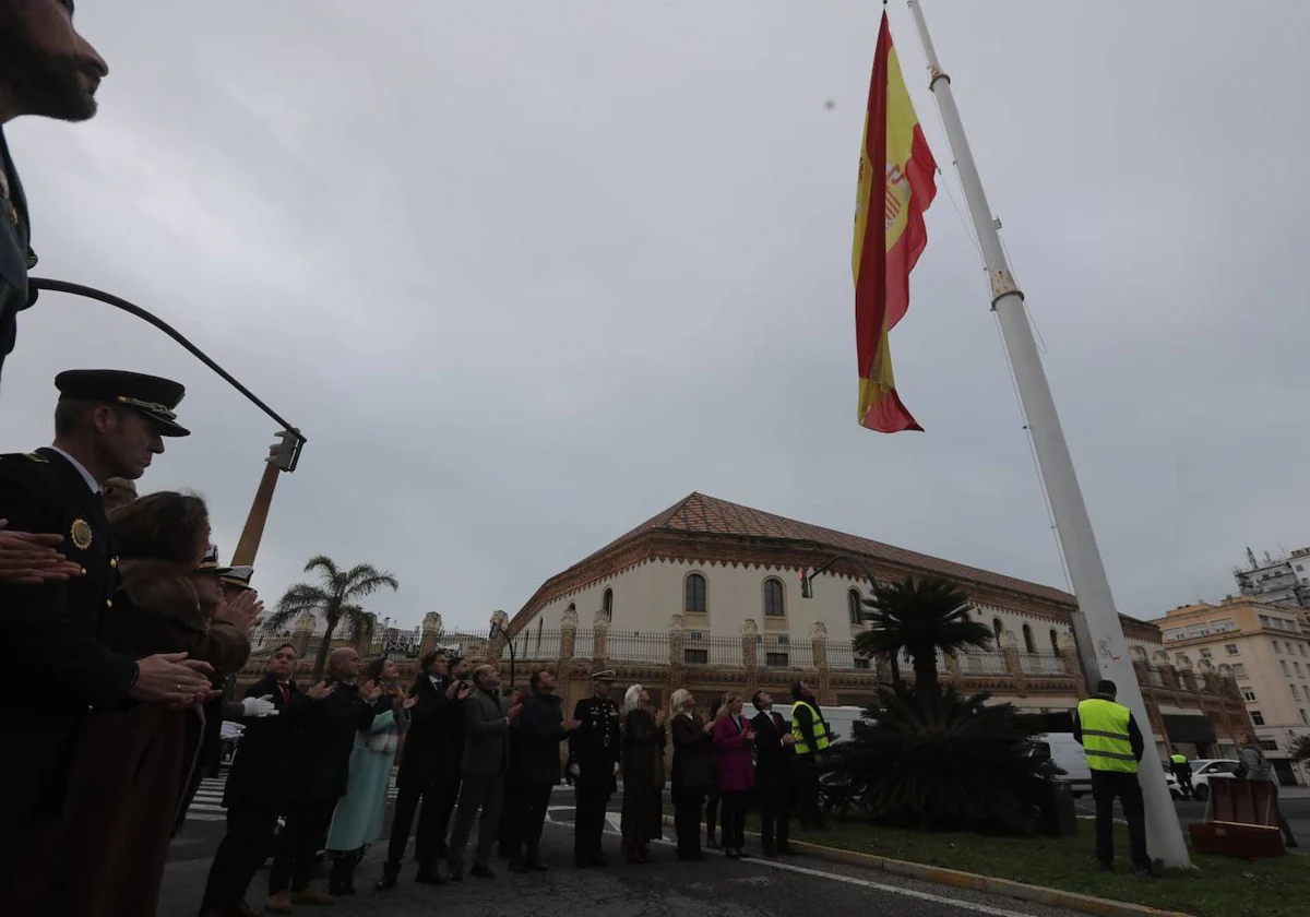 Izado de la bandera de España en la plaza Sevilla