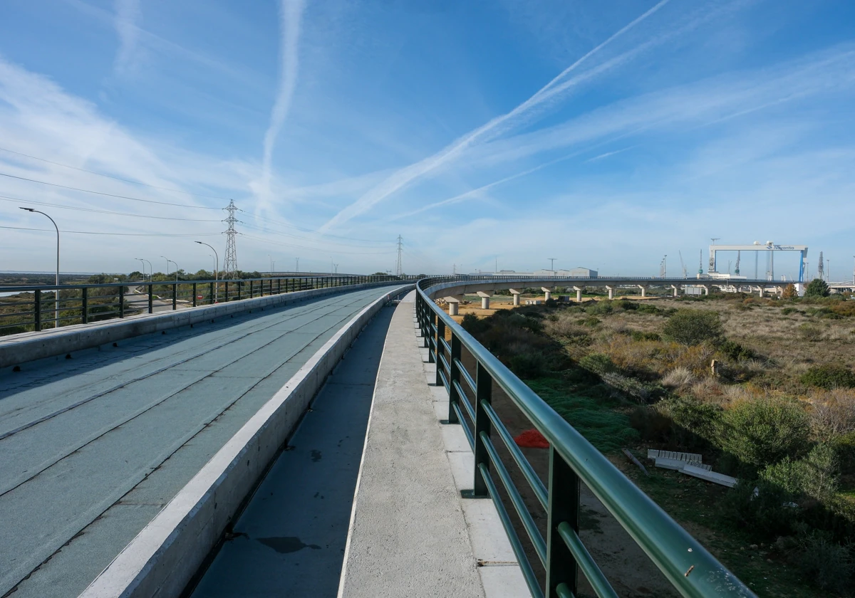 Vista superior del viaducto terminado que salva la carretera CA 36, solo restan dos estructuras en la orilla del astillero