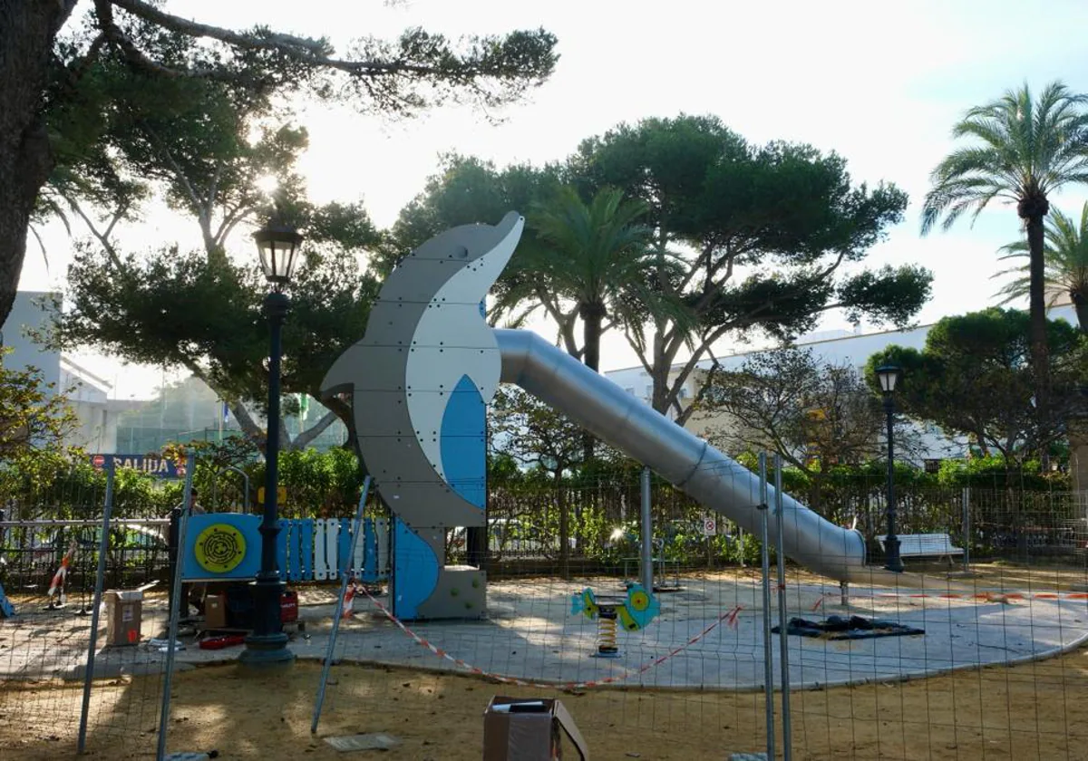 Nueva torre combinada con tobogán-túnel y tematizada con forma de delfín