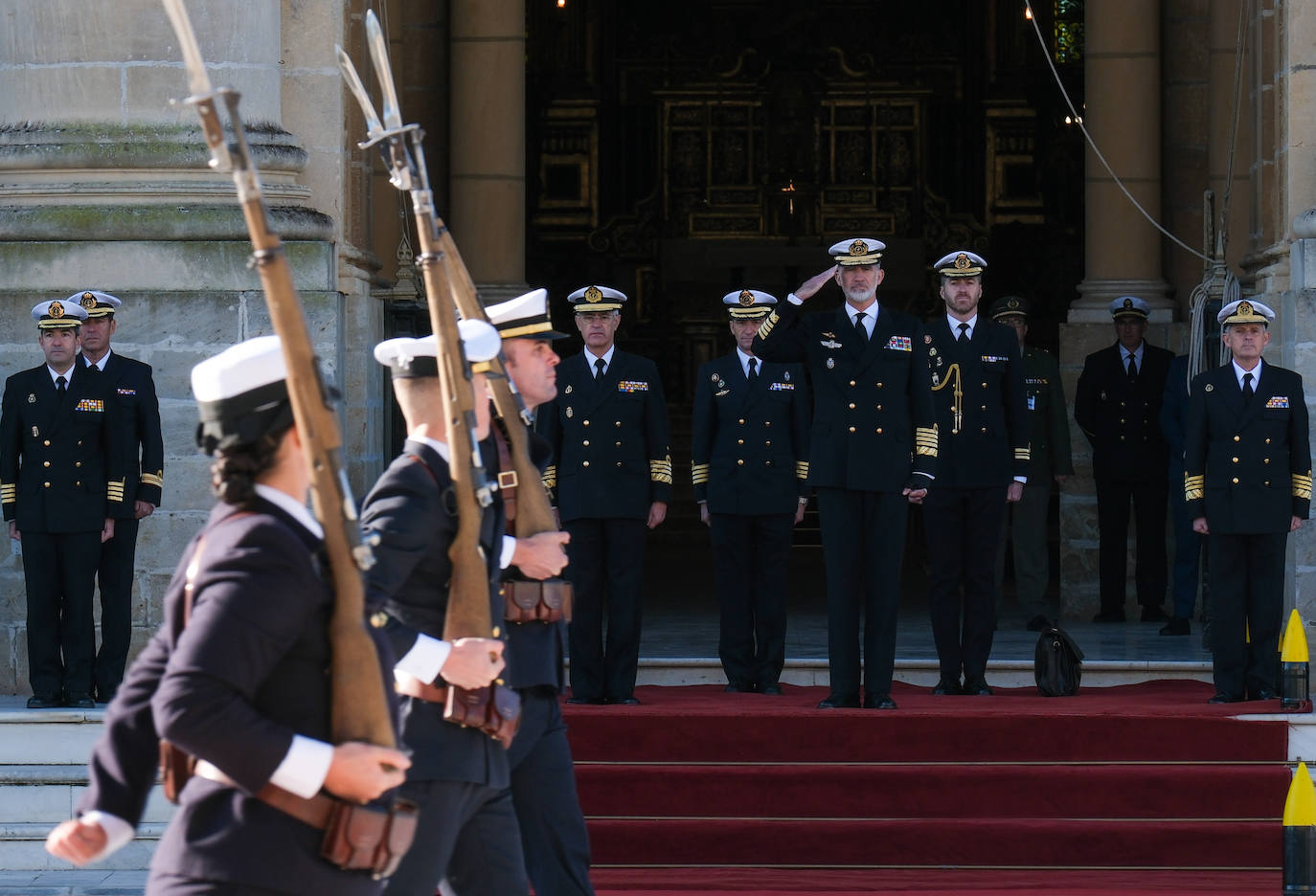 Fotos: El rey Felipe VI conoce la Escuela de Suboficiales y el Panteón de Ilustres Marinos