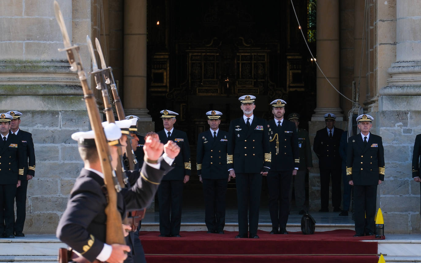 Fotos: El rey Felipe VI conoce la Escuela de Suboficiales y el Panteón de Ilustres Marinos