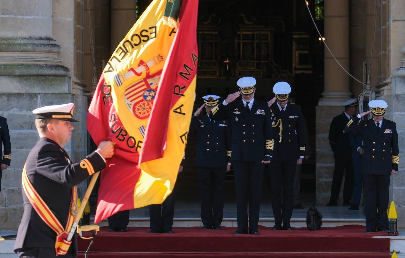 Fotos: El rey Felipe VI conoce la Escuela de Suboficiales y el Panteón de Ilustres Marinos