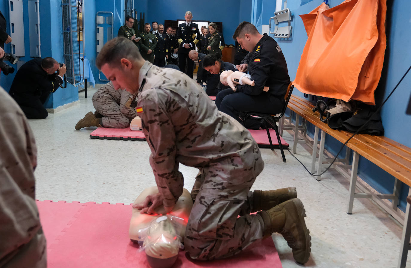 Fotos: El rey Felipe VI conoce la Escuela de Suboficiales y el Panteón de Ilustres Marinos