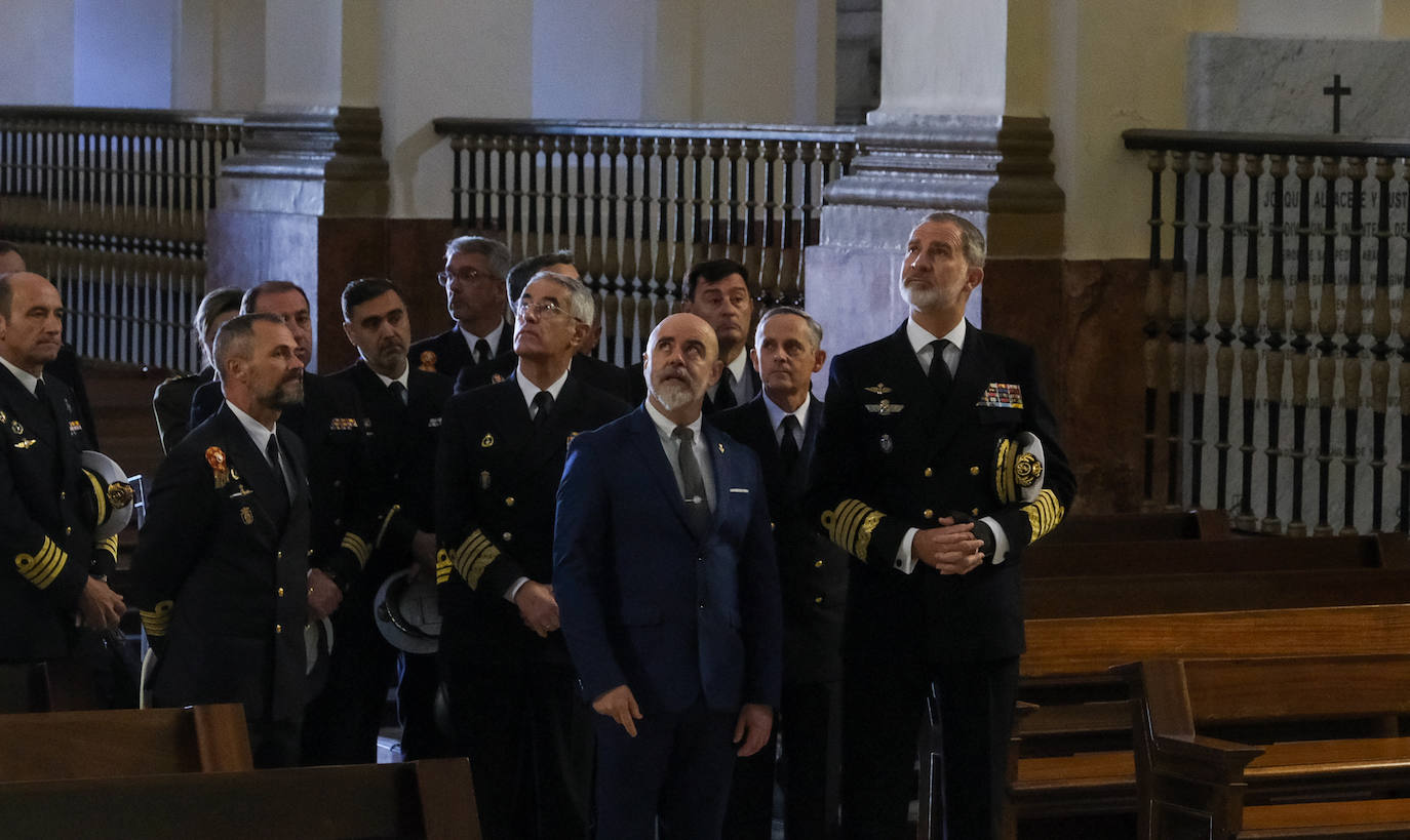 Fotos: El rey Felipe VI conoce la Escuela de Suboficiales y el Panteón de Ilustres Marinos
