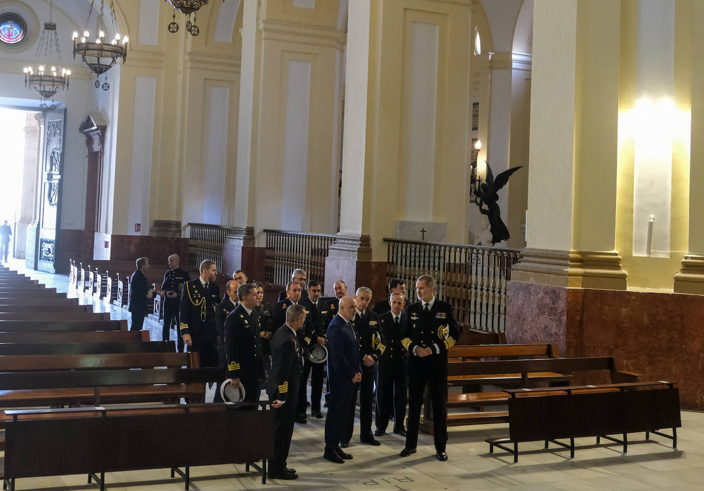 Fotos: El rey Felipe VI conoce la Escuela de Suboficiales y el Panteón de Ilustres Marinos