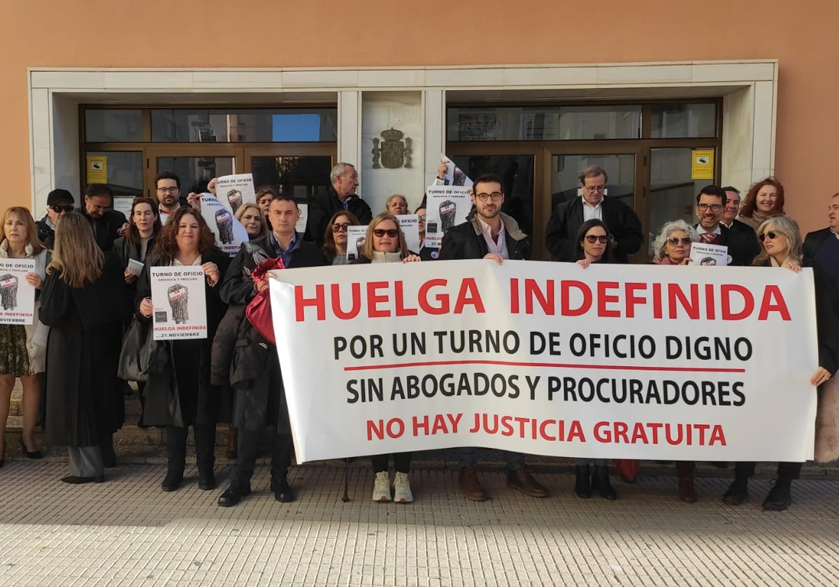 Manifestación a las puertas de los Juzgados de San José, en Cádiz capital.