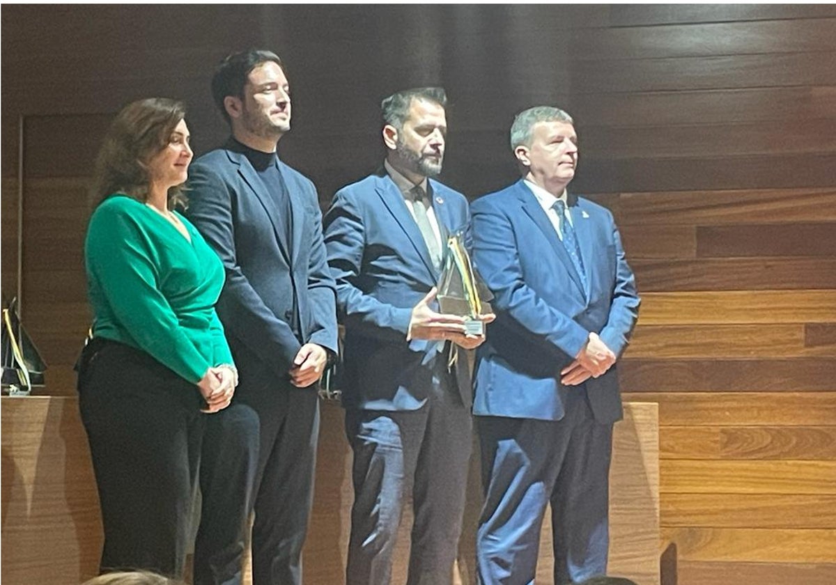 Fran González, con el premio conseguido por Incubazul