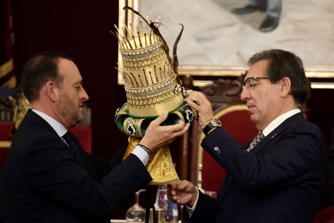 Fotos: entrega de las coronas a los Reyes Magos del año 2024