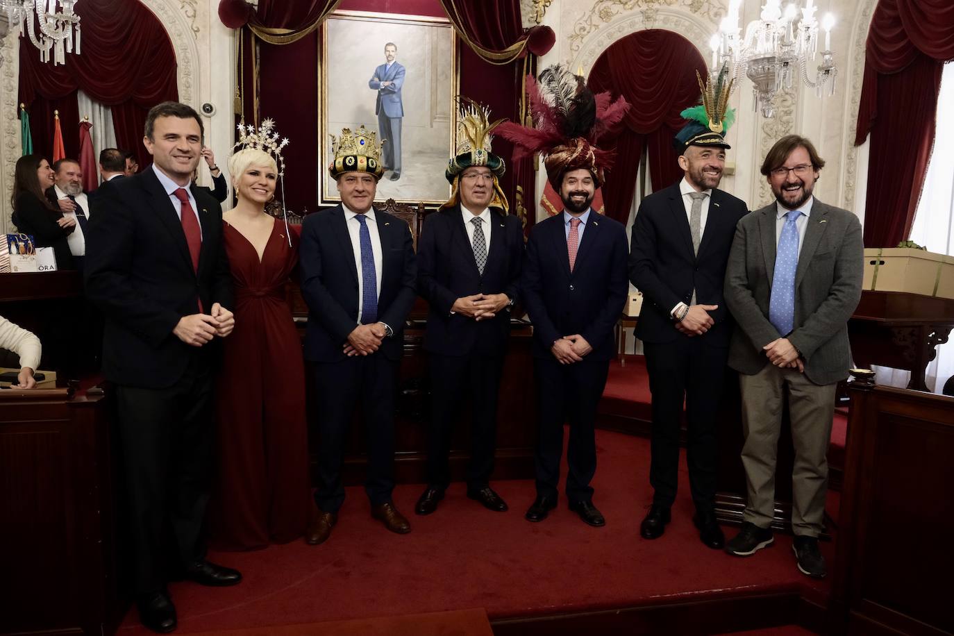 Fotos: entrega de las coronas a los Reyes Magos del año 2024