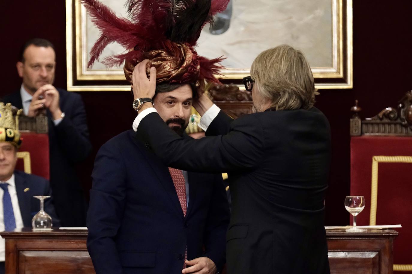 Fotos: entrega de las coronas a los Reyes Magos del año 2024