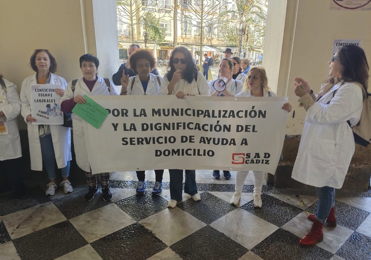 Protesta de las trabajadoras del servicio de Ayuda a Domicilio a las puertas del Ayuntamiento de Cádiz